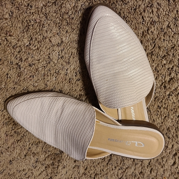 Launday Slip in Shoes Size 8 White - Picture 1 of 4